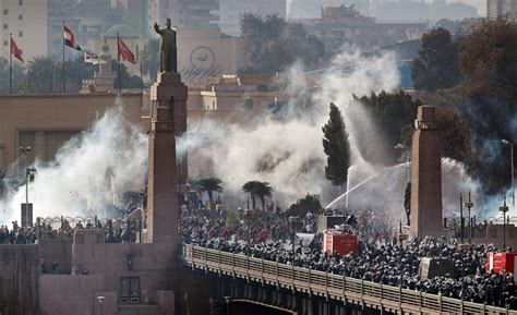 Die Ägyptische Revolution 2011: Ein Wendepunkt für die Geschichte Ägyptens und das Ende einer Ära